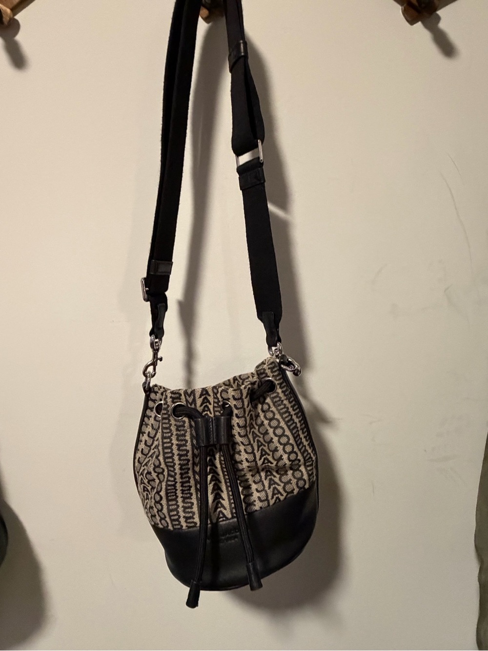 Marc Jacobs Jacquard & Leather Bucket Crossbody Bag Black/Tan with Dust Bag - Picture 3 of 4